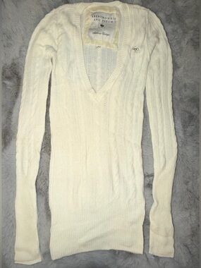 Abercrombie & Fitch Women’s Cream Cable V-Neck Slim Sweater